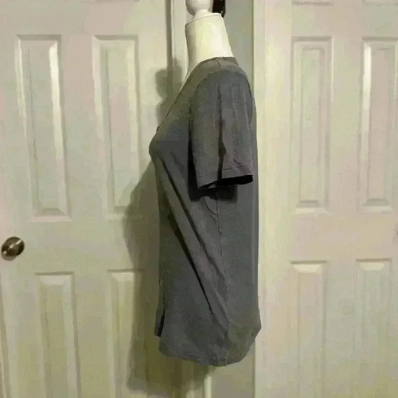 Universal Thread Grey V-neck Short Sleeve Tee Size Small - Picture 4 of 6